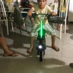 Honeywhale JL006 Scooter Elétrico Infantil com Luzes RGB Bluetooth Motor 300W Bateria 3.6Ah e Kit de Proteção photo review