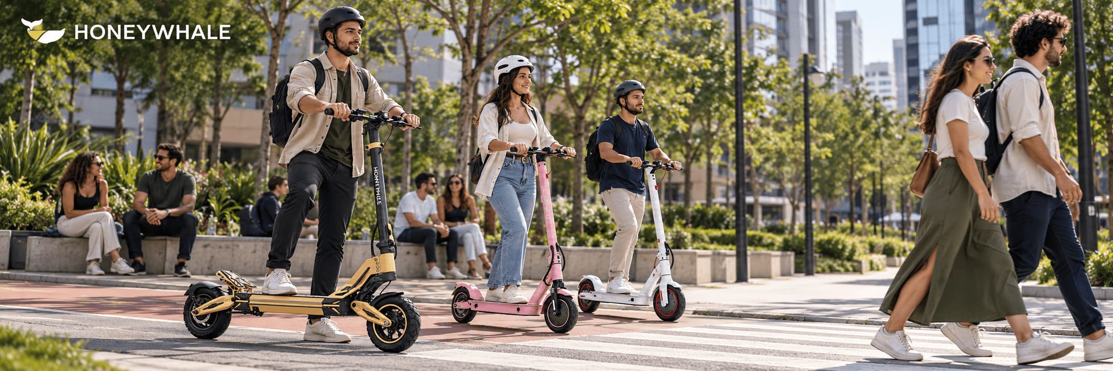 Quem Somos 7 Usuários de patinetes Honeywhale em avenida movimentada